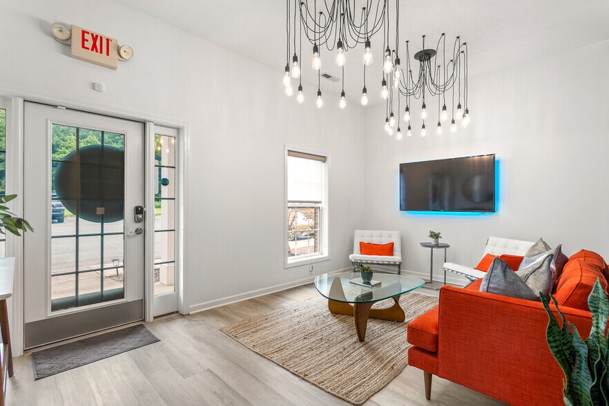 More Photos Of 2802 Eric Ln, Burlington Office For Lease