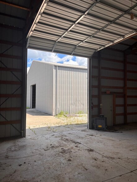 More Photos Of 804 SE 30th St, Des Moines Warehouse For Lease