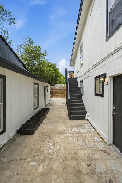 More Photos Of 827 W Rosewood Ave, San Antonio Apartments For Sale