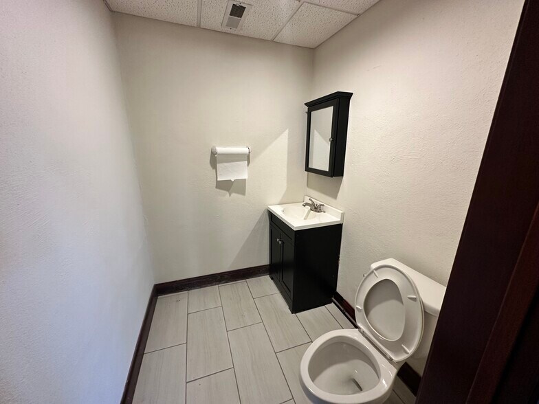 More Photos Of 220 N Main St, Lexington Flex For Lease