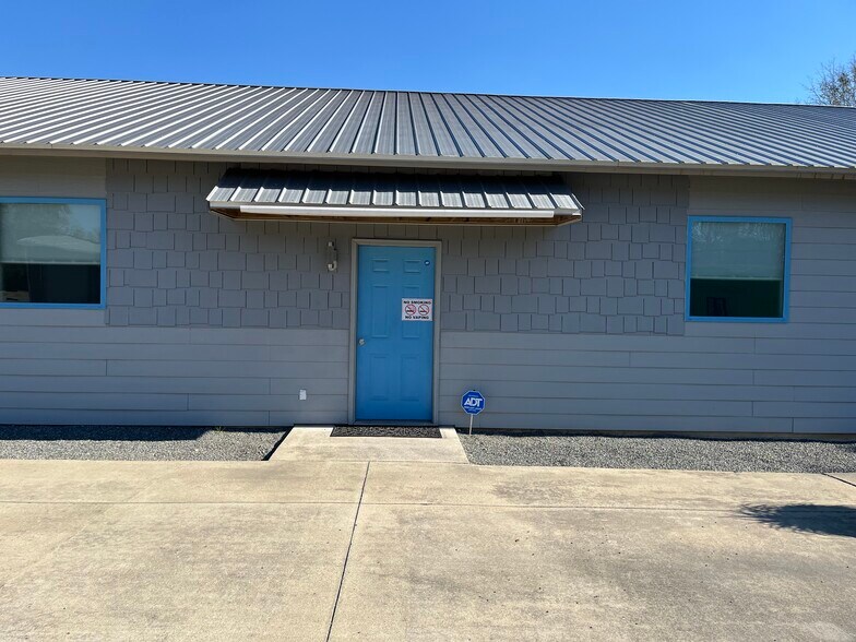 More Photos Of 139 S Jackson St, Hawkinsville Sports And Entertainment For Sale