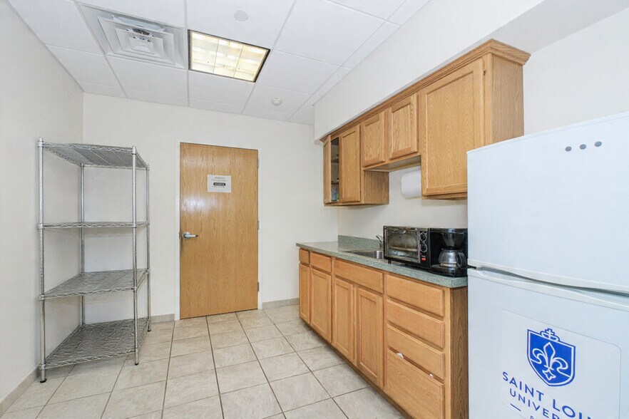 More Photos Of 6 Drummond Pl, Red Bank Office For Lease