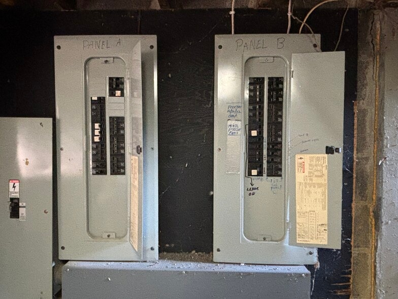 More Photos Of 82 Railroad St, Great Barrington Flex For Sale