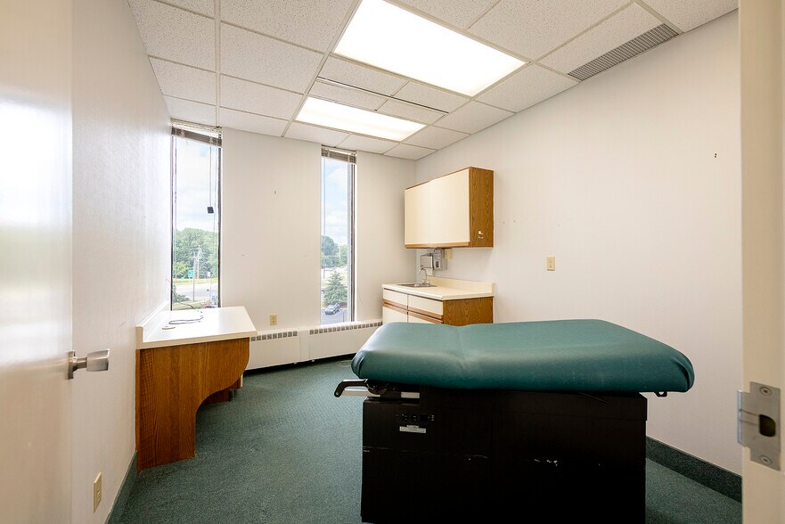 More Photos Of 29001 Cedar Rd, Lyndhurst Medical For Lease