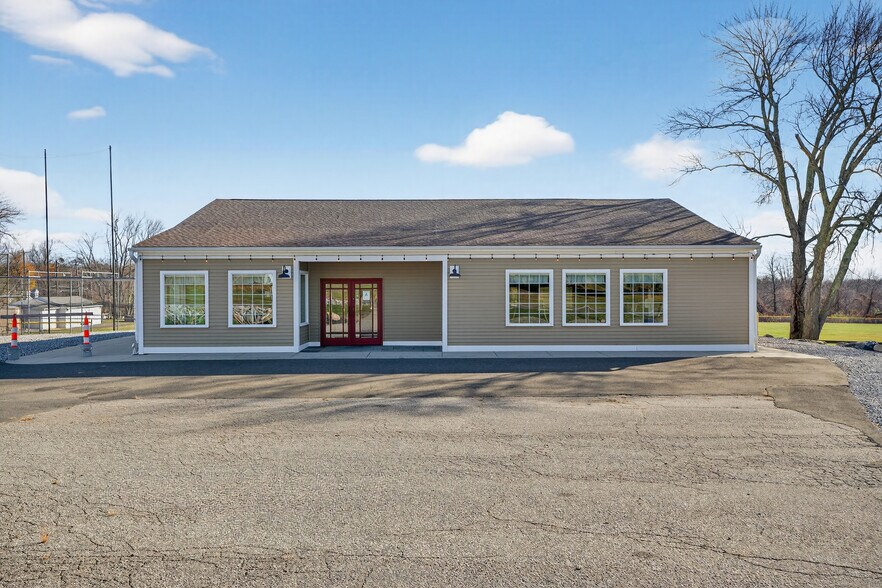 More Photos Of 742 Amity Rd, Bethany Freestanding For Sale