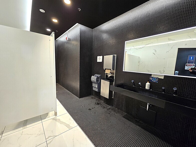 More Photos Of 2222 Boul Dagenais O, Laval Light Distribution For Sale