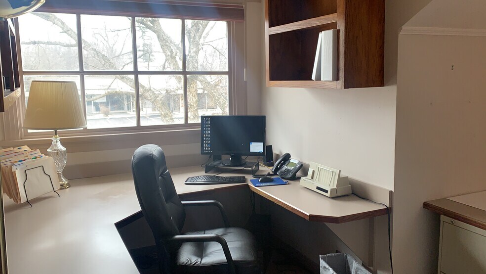 More Photos Of 8949 Manchester Rd, Brentwood Freestanding For Lease