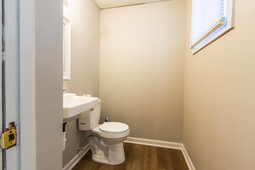 More Photos Of 1044 Baxter St, Athens Freestanding For Sale