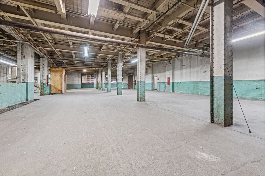 More Photos Of 4444 Lawton Ave, Detroit Warehouse For Sale