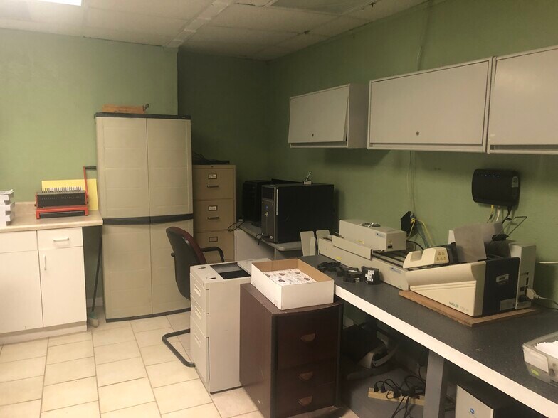 More Photos Of 687 NE 5th St, Crystal River Freestanding For Sale