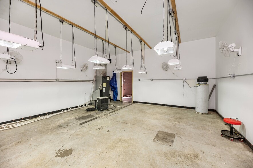 More Photos Of 3905 32nd St, Port Huron Truck Terminal For Sale