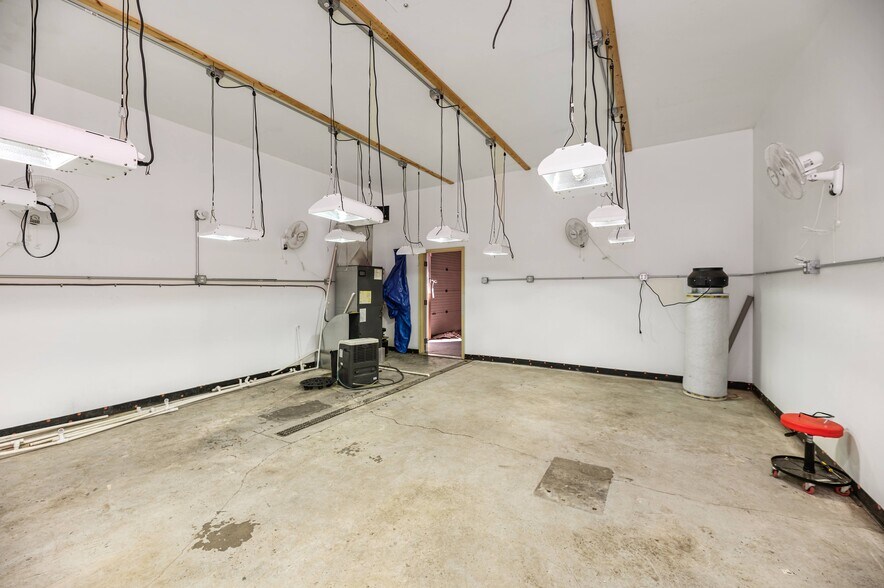 More Photos Of 3905 32nd St, Port Huron Truck Terminal For Sale