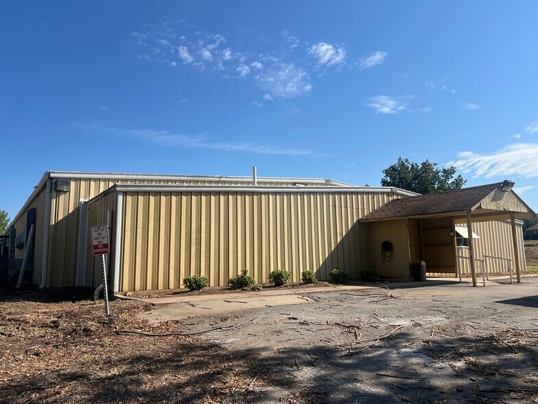 More Photos Of 6600 E Main St, Cushing Flex For Lease