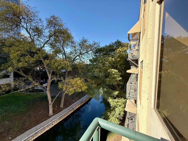 More Photos Of 1020 Navarro St, San Antonio General Retail For Lease