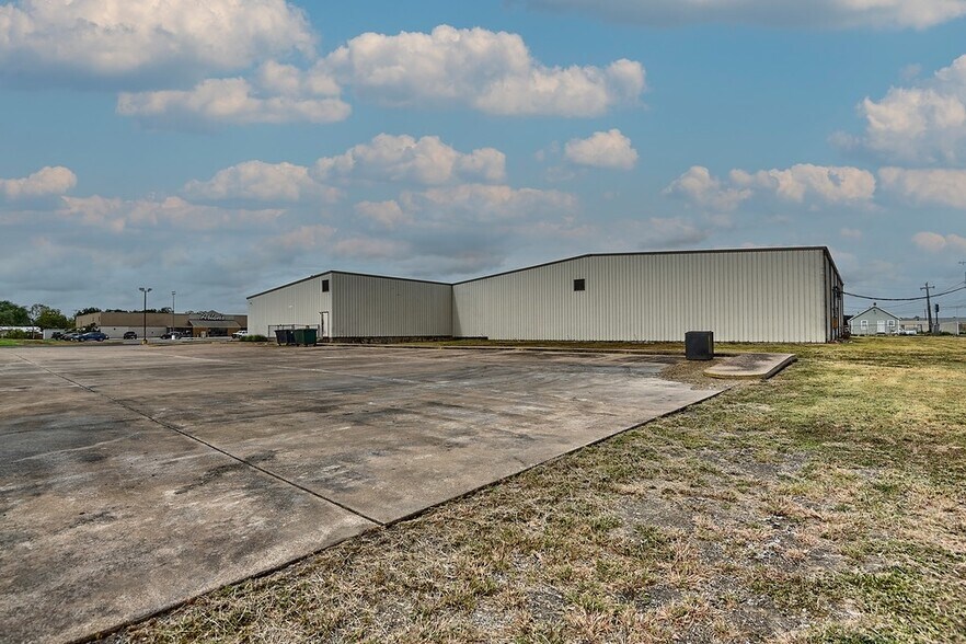 More Photos Of 233 College St, Schulenburg Sports And Entertainment For Sale