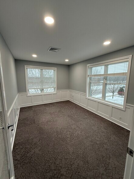 More Photos Of 437 Naubuc Ave, Glastonbury Office For Sale