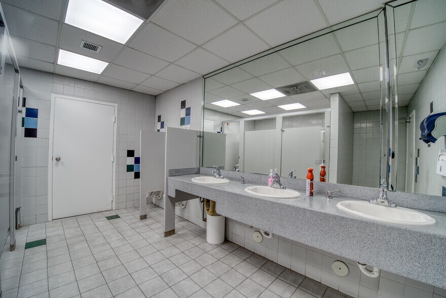 More Photos Of 7500 NW 52nd St, Miami Medical For Lease