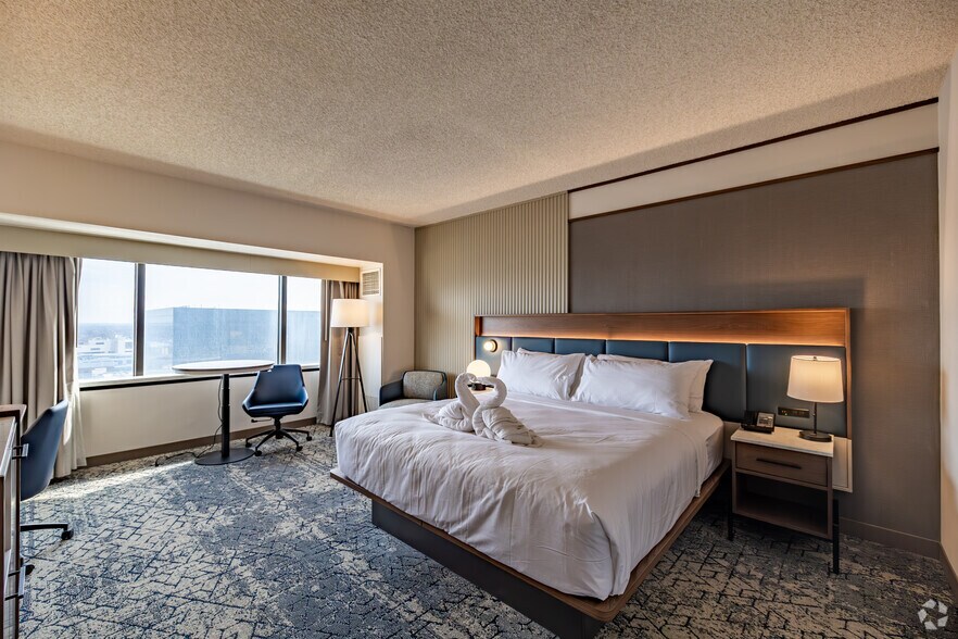 More Photos Of 75 E State St, Columbus Hotel For Sale