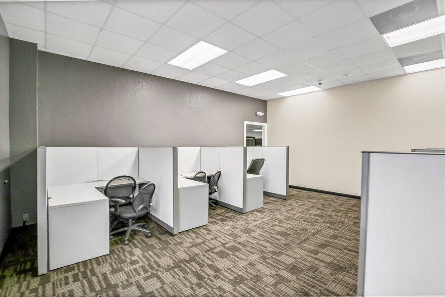 More Photos Of 4500 140th Ave N, Clearwater Unknown For Lease