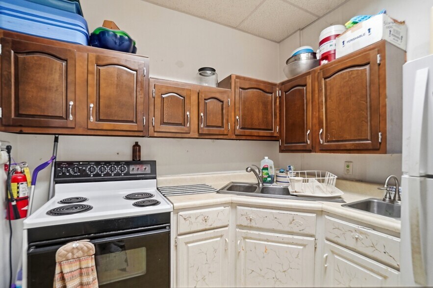 More Photos Of 213 N Broadway St, Spencerville Flex For Sale