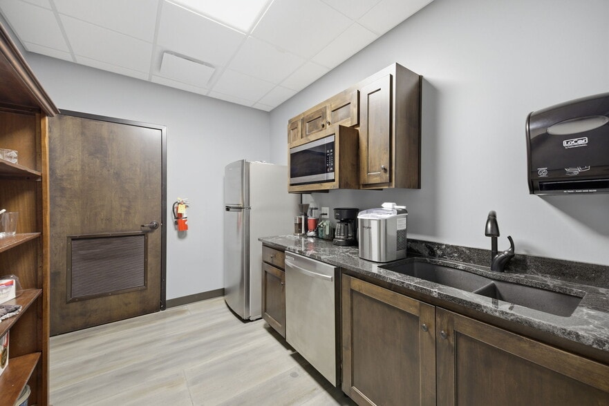 More Photos Of 326 SE Douglas St, Lees Summit Office For Sale