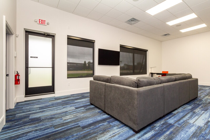 More Photos Of 2580 Dixie Hwy, Waterford Freestanding For Sale