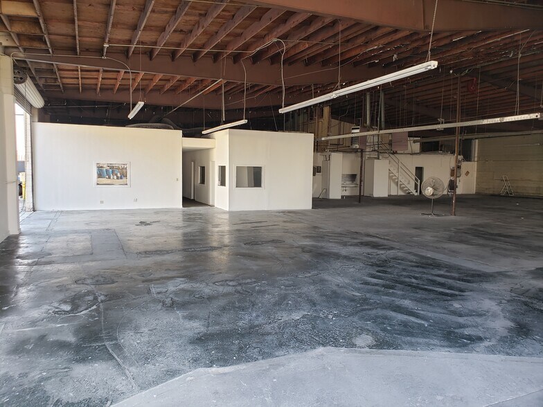 More Photos Of 12173 Branford St, Sun Valley Service For Lease