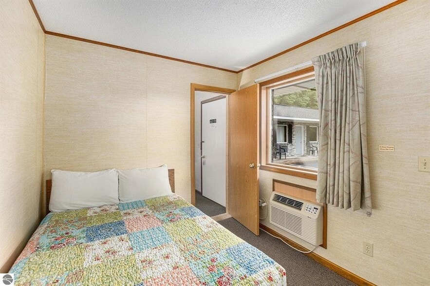 More Photos Of 541 Lake St, Frankfort Hotel For Sale