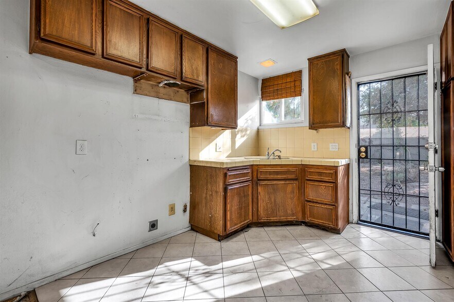 More Photos Of 2402 Marine Ave, Gardena Storefront For Sale