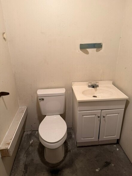 More Photos Of 1613 SE 15th Ter, Cape Coral Warehouse For Lease