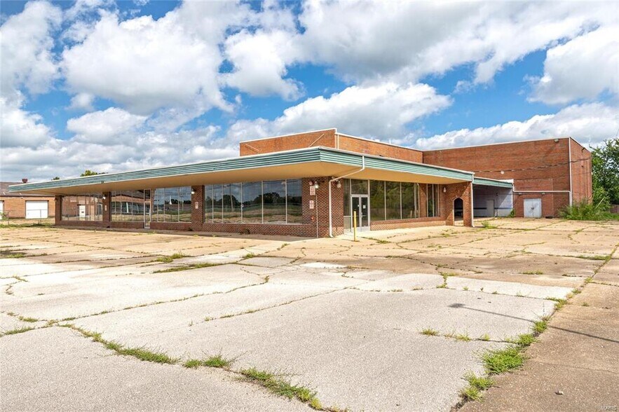 More Photos Of 512 Old Route 66, Saint Robert Showroom For Sale