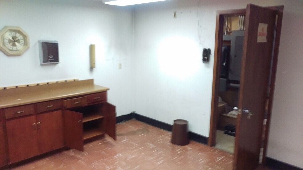 More Photos Of 112 N Grand Ave, Nogales General Retail For Sale