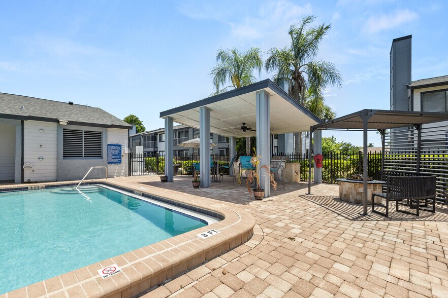 More Photos Of 5933 28th Ave W, Bradenton Apartments For Sale