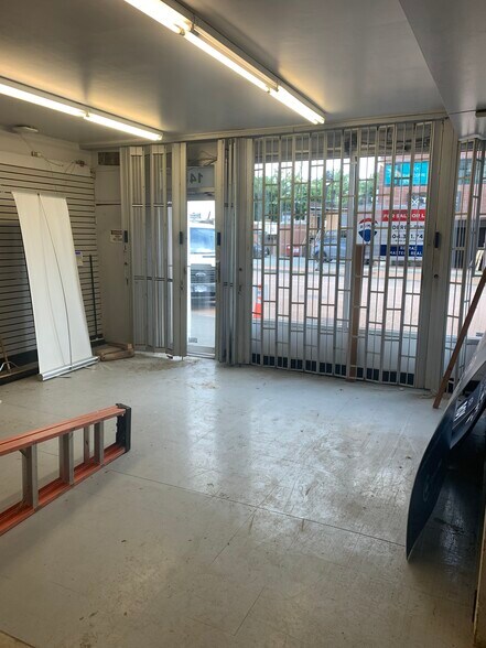 More Photos Of 1485 Clyde Ave, West Vancouver Storefront For Lease