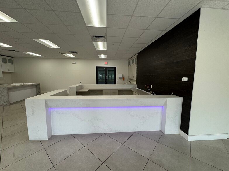 More Photos Of 6150 Metro Plex Dr, Fort Myers Warehouse For Sale