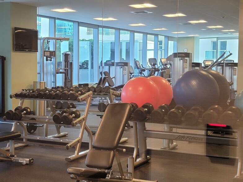 More Photos Of 1450 Brickell Ave, Miami Office For Lease