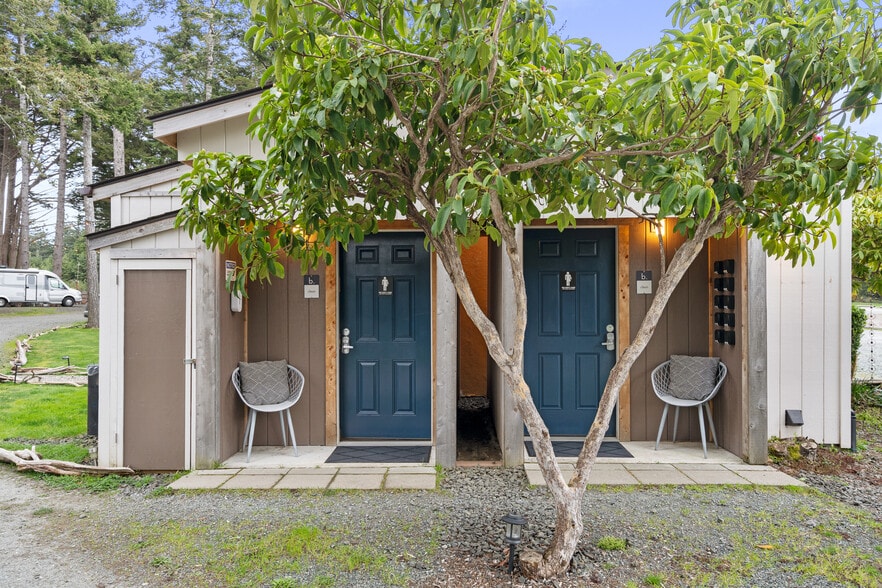 More Photos Of 1175 2nd St SE, Bandon Hotel For Sale