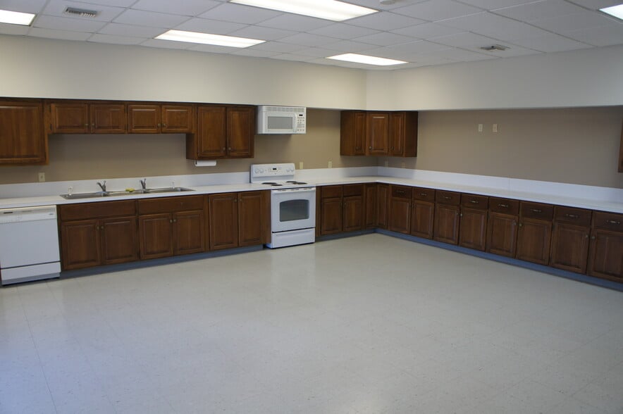More Photos Of 3505 W Admiral Doyle Dr, New Iberia Flex For Lease