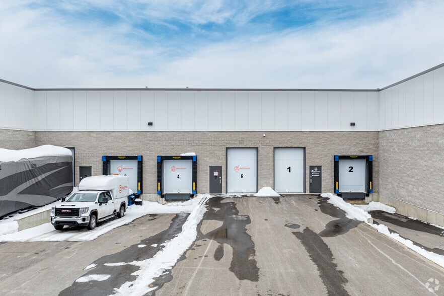 More Photos Of 306 Allée Du Golf, Saint-eustache Light Distribution For Lease