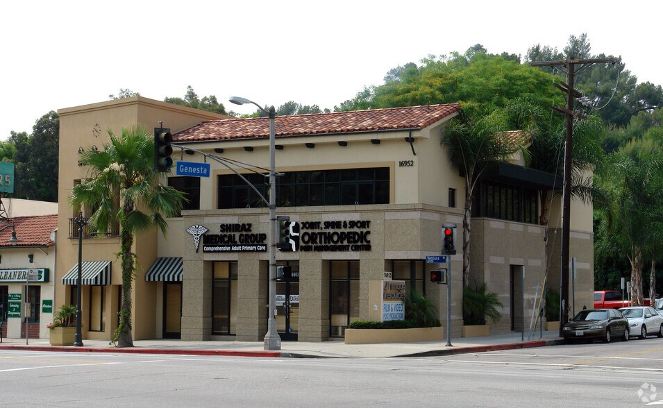 Primary Photo Of 16952 Ventura Blvd, Encino Medical For Lease