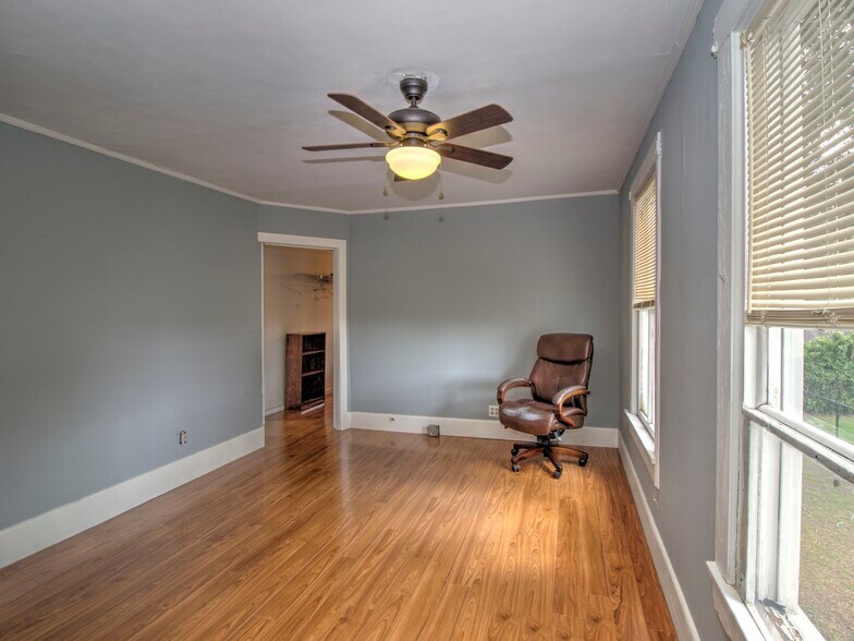 More Photos Of 944 E Silver Springs Blvd, Ocala Office For Sale