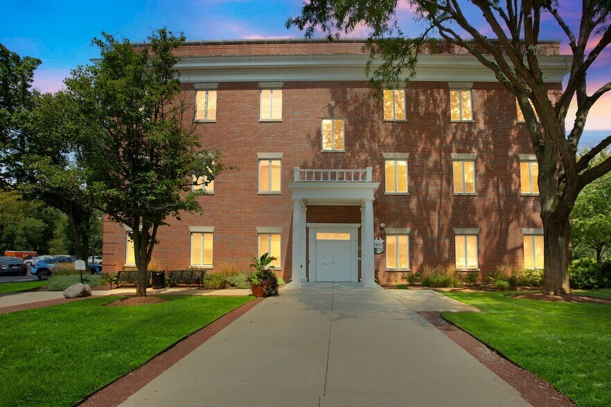 More Photos Of 911 N Elm St, Hinsdale Medical For Lease