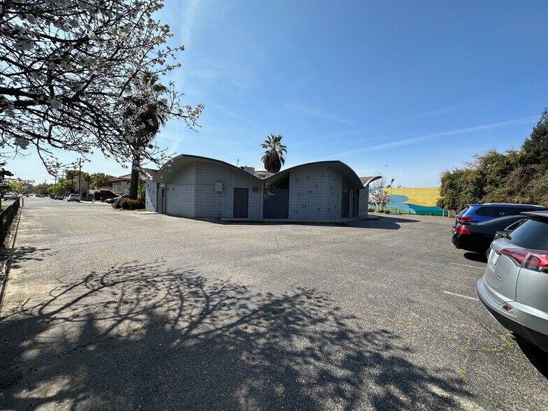 More Photos Of 316 W F St, Oakdale Storefront Retail Office For Lease