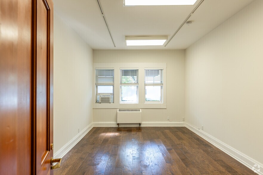 More Photos Of 3030 Bridgeway, Sausalito Office For Lease