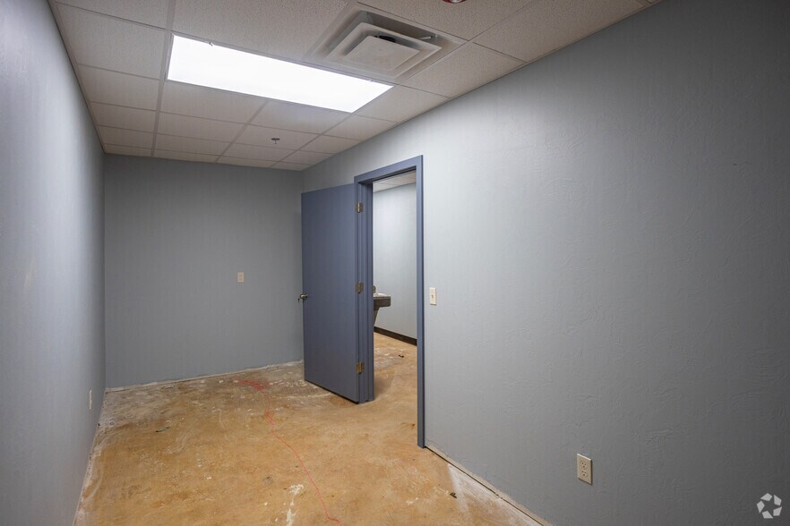 More Photos Of 7901 NE 10th St, Midwest City Office For Sale