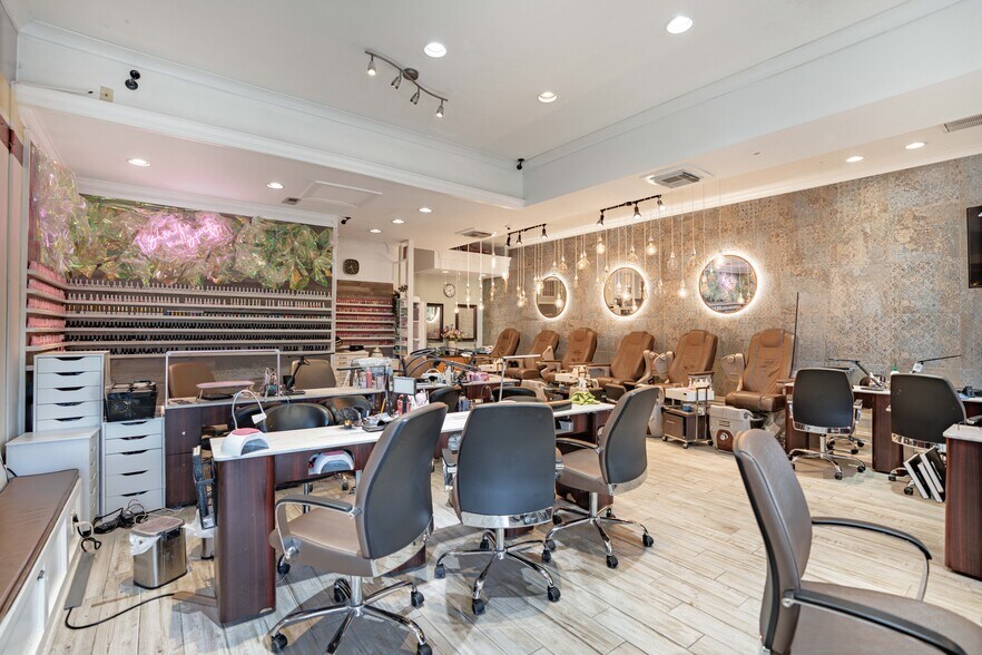 More Photos Of 8332 Richmond Hwy, Alexandria Storefront For Lease