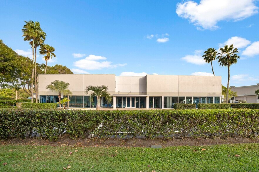 More Photos Of 320 International Pky, Sunrise Warehouse For Sale