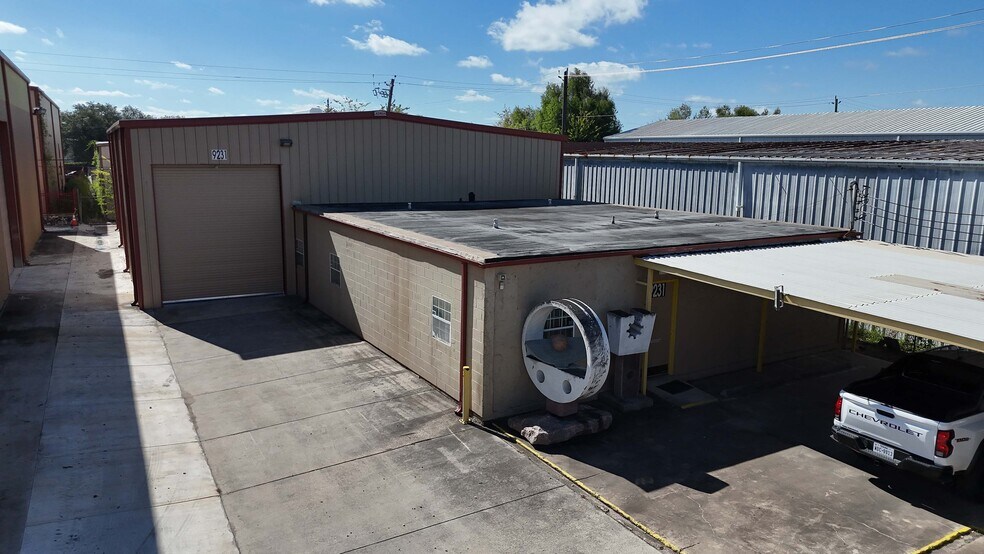 More Photos Of 9227 Alberene Dr, Houston Unknown For Lease