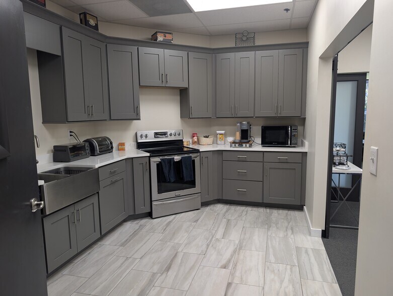 More Photos Of 5905 Johns Rd, Tampa Warehouse For Lease