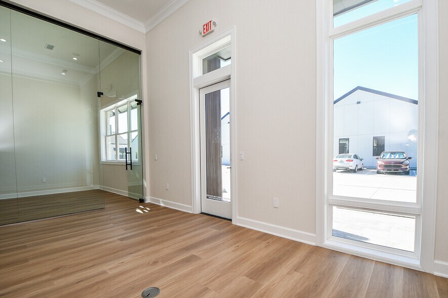 More Photos Of 1325 Main St, Katy Office For Lease